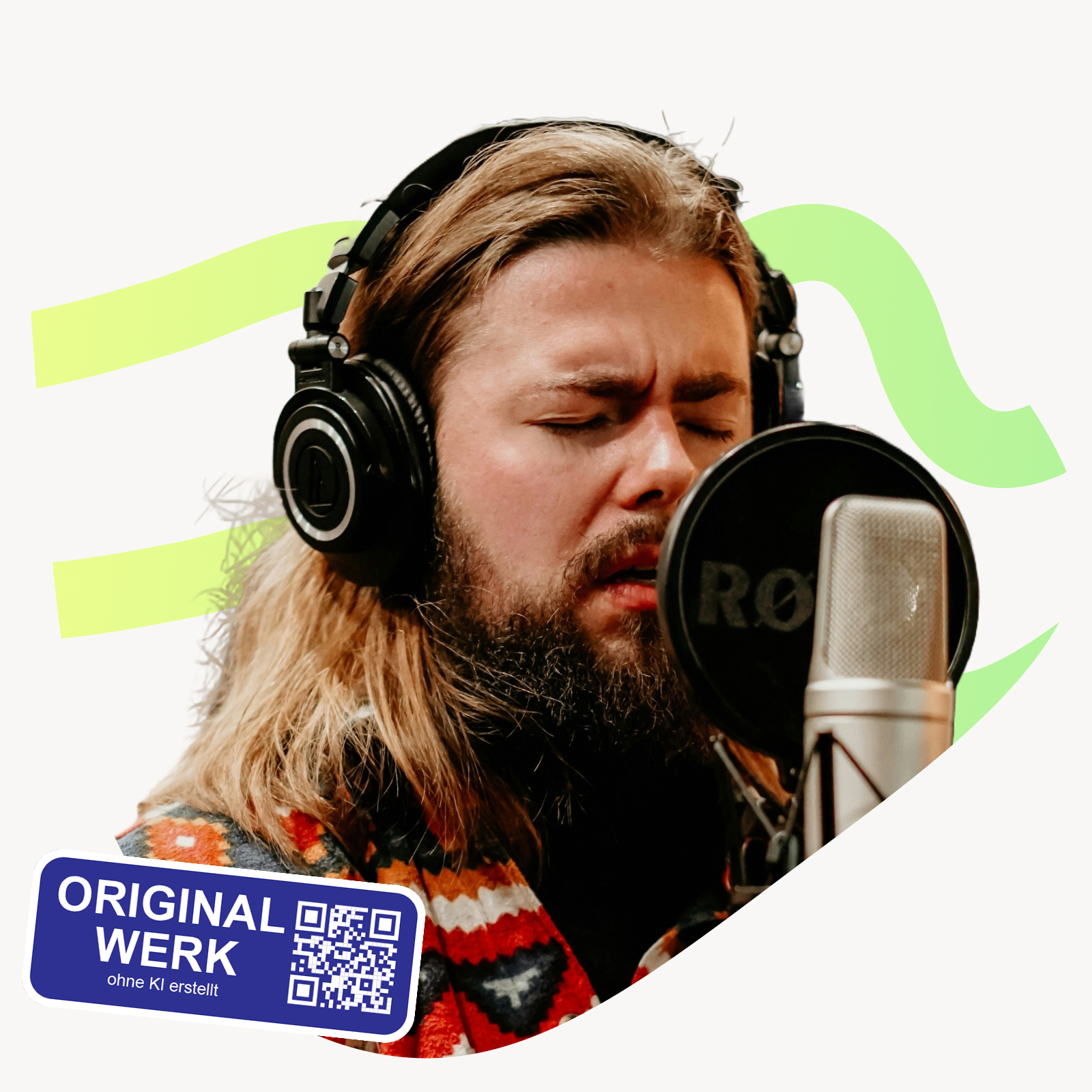 mann-spricht-in-mikrofon-mit-originalwerk-siegel mann-spricht-in-mikrofon-mit-originalwerk-siegel